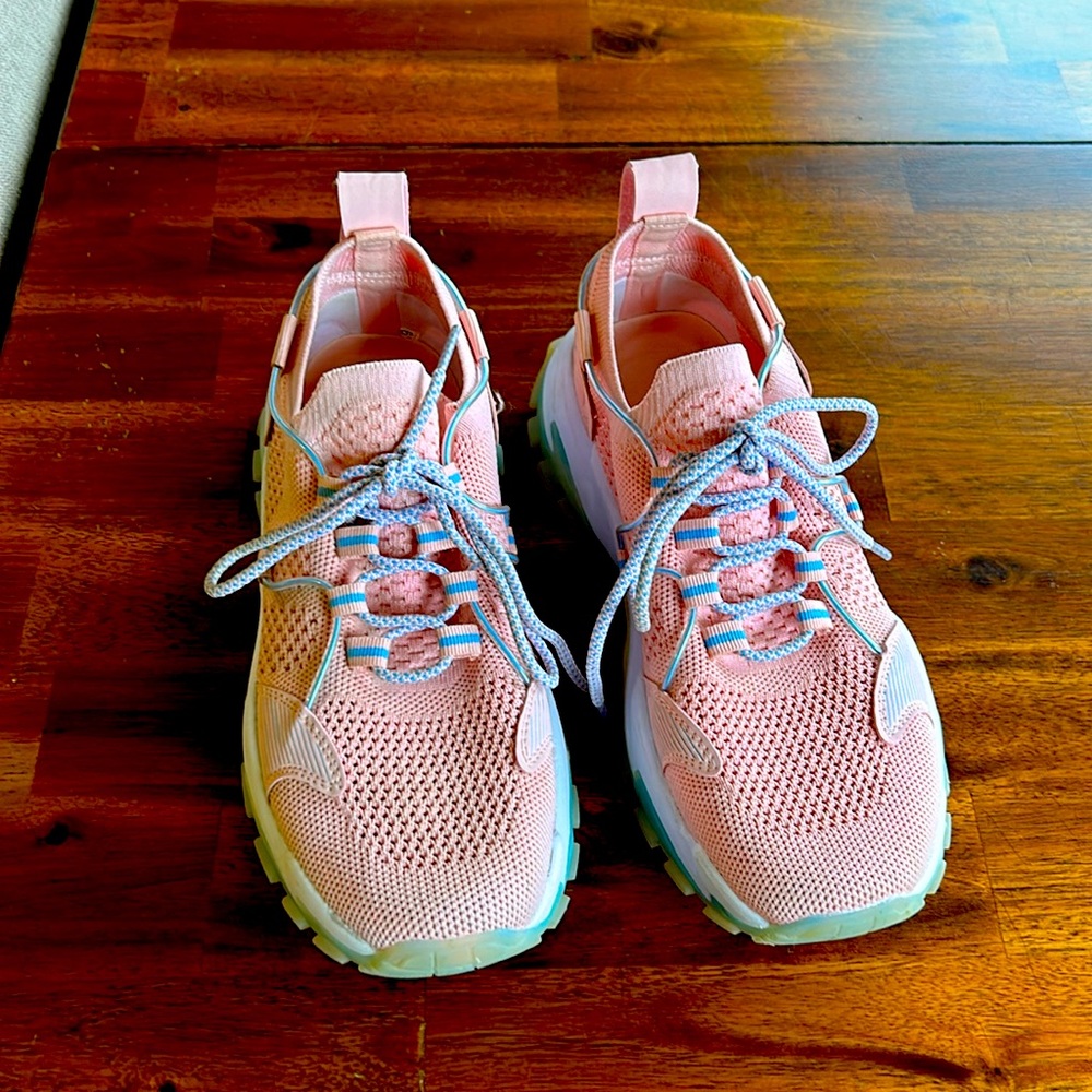 Women’s Just So So tennis shoes. Size 39 European. Comparable to a US 81/2 to 9.